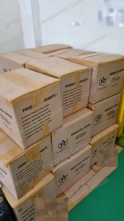 Tumpukan kardus bertulisan Angkassa Cocoa.