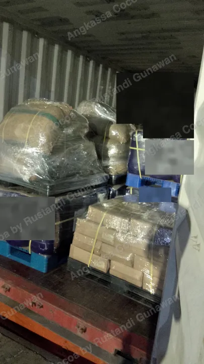 Palet karung dan kardus di dalam kontainer.
