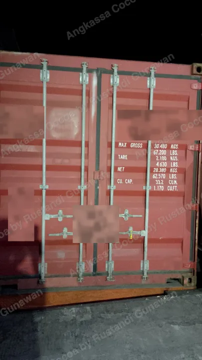 Pintu kontainer merah tertutup dengan kertas segel di tengah.